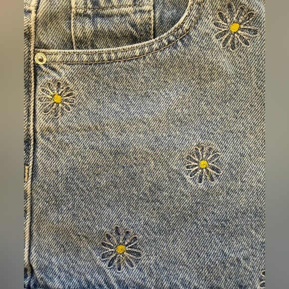 Pacsun Embroidered Daisy Mom Shorts 🌼 - Picture 3 of 5